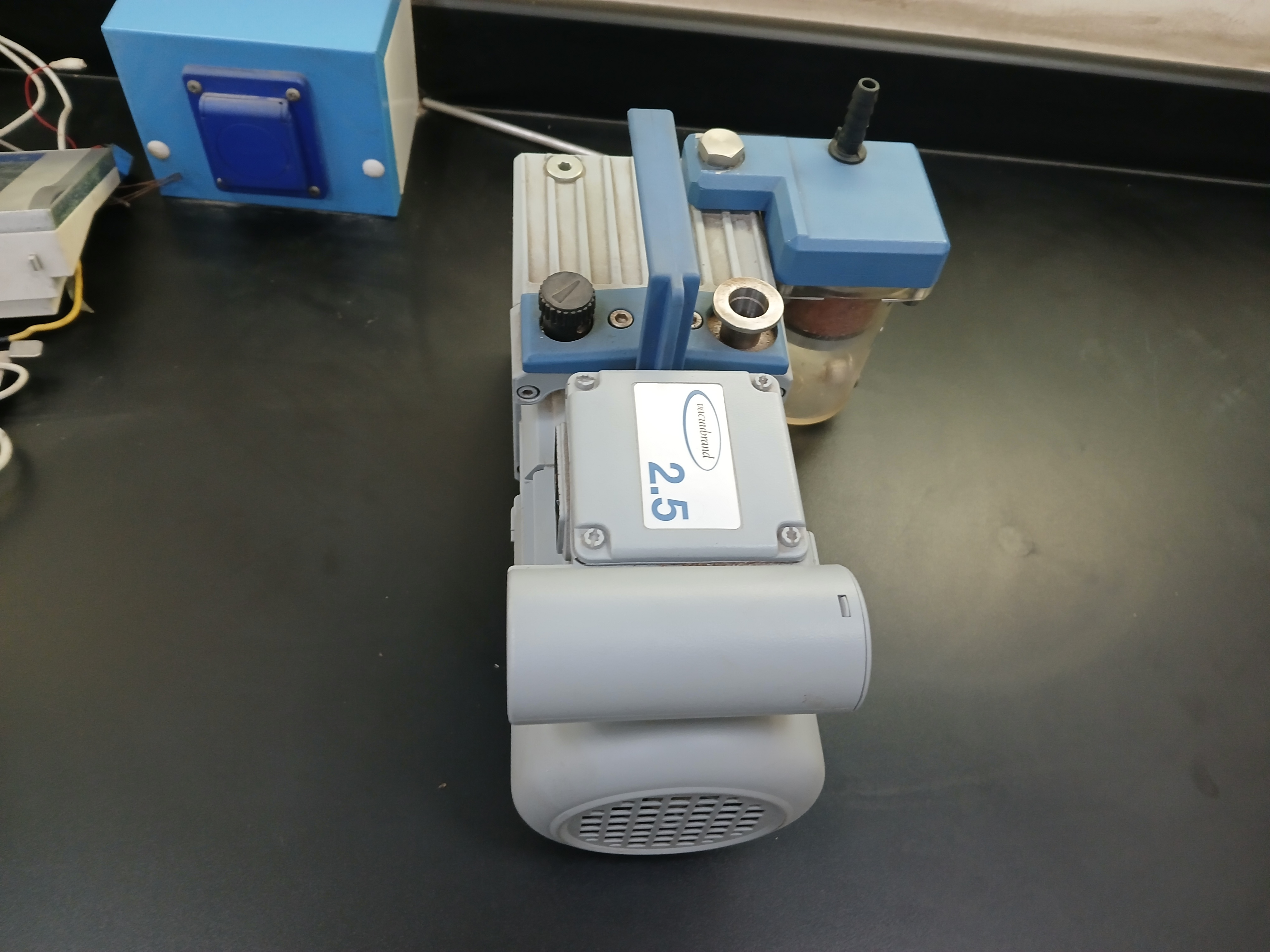 Rotary vane vacuum pump